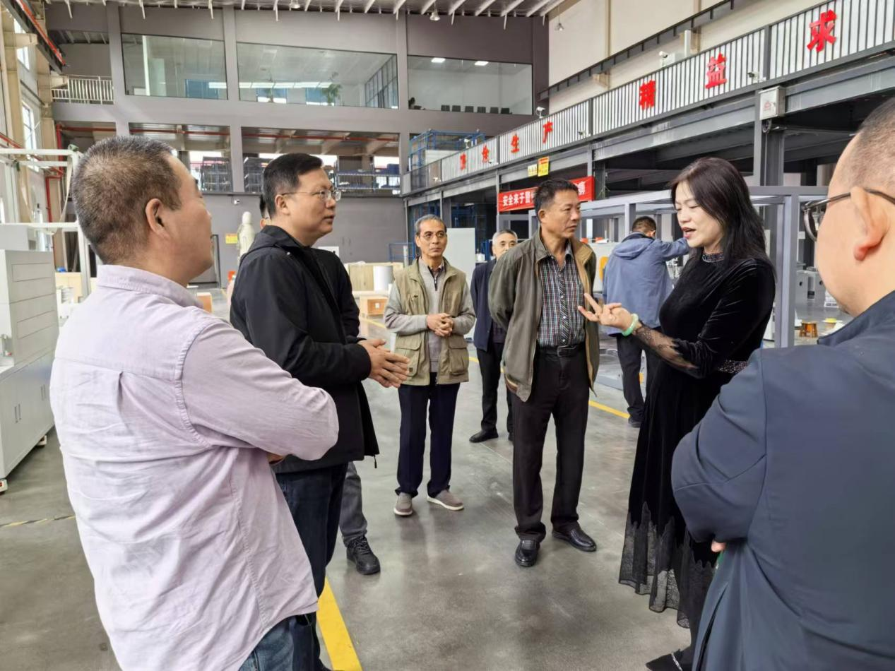 尚麗平副校長等領導參觀廠區(qū)